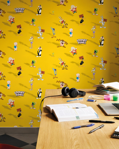 Tapet galben Looney Tunes 229 cu Bugs Bunny, Daffy Duck, Sylvester și alte personaje animate celebre, într-o cameră de studiu luminoasă.