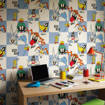 Tapet Looney Tunes 230 cu personaje animate clasice: Bugs Bunny, Daffy Duck, Tweety, Taz, Marvin Martianul, pe un fundal cu carouri albastre și albe, într-o cameră de studiu cu birou de lemn.