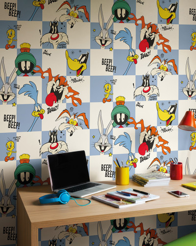 Tapet Looney Tunes 230 cu personaje animate clasice: Bugs Bunny, Daffy Duck, Tweety, Taz, Marvin Martianul, pe un fundal cu carouri albastre și albe, într-o cameră de studiu cu birou de lemn.