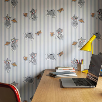 Tapet Tom și Jerry 103 cu dungi alb-albastre, aplicat într-o cameră de copil cu birou din lemn, laptop și căști portocalii.