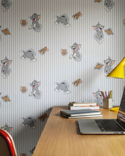 Tapet Tom și Jerry 103 cu dungi alb-albastre, aplicat într-o cameră de copil cu birou din lemn, laptop și căști portocalii.