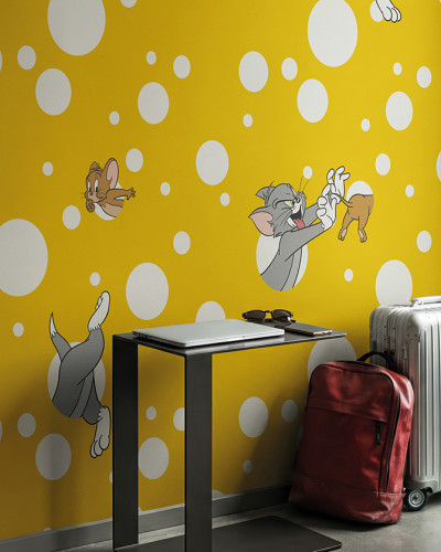 Fototapet Tom și Jerry cu buline albe pe fundal galben vibrant, decorând o cameră modernă cu elemente de voiaj.