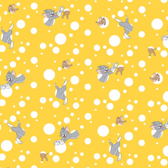 Fototapet Tom și Jerry cu buline albe pe fundal galben vibrant, decorând o cameră modernă cu elemente de voiaj.