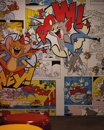 Fototapet Tom și Jerry 105 în stil pop-art vibrant, cu scene de benzi desenate și personaje animate, într-o sală de jocuri arcade.