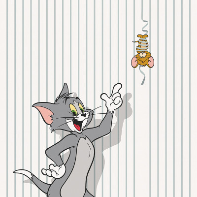 Fototapet Tom și Jerry 107 într-o cameră de copii, cu Tom zâmbitor și Jerry suspendat pe o panglică, pe un fundal cu dungi verticale verzi pal și albe. Pat cu așternuturi în carouri verzi, noptiere roșii.