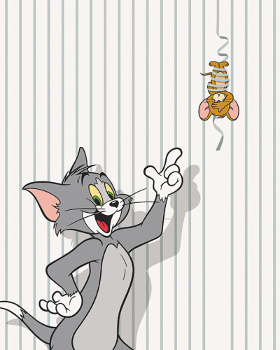 Fototapet Tom și Jerry 107 într-o cameră de copii, cu Tom zâmbitor și Jerry suspendat pe o panglică, pe un fundal cu dungi verticale verzi pal și albe. Pat cu așternuturi în carouri verzi, noptiere roșii.