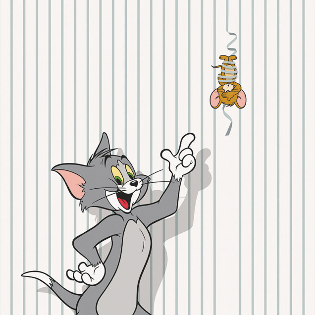 Fototapet Tom și Jerry 107 într-o cameră de copii, cu Tom zâmbitor și Jerry suspendat pe o panglică, pe un fundal cu dungi verticale verzi pal și albe. Pat cu așternuturi în carouri verzi, noptiere roșii.