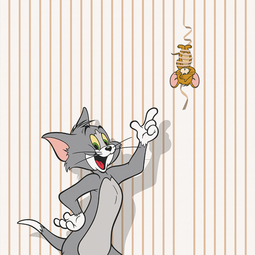 Fototapet Tom și Jerry 107 cu Tom arătând spre Jerry agățat într-o fundă, pe fundal cu dungi bej și albe.