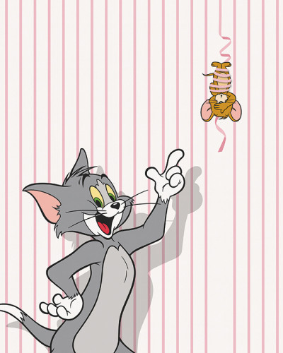 Tom pisica zâmbitor și Jerry șoricelul agățat de o panglică roz, pe un fundal cu dungi albe și roz. Fototapet cu Tom și Jerry.
