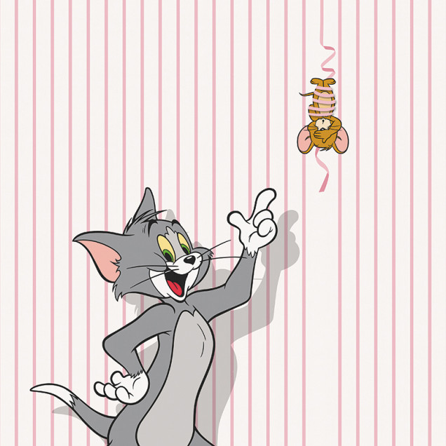 Tom pisica zâmbitor și Jerry șoricelul agățat de o panglică roz, pe un fundal cu dungi albe și roz. Fototapet cu Tom și Jerry.