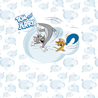 Fototapet Tom and Jerry 108 pe un perete deasupra unui birou de lemn cu un laptop și obiecte de papetărie. Tapetul prezintă pe Tom și Jerry în acțiune, pe un fundal cu nori albastru-gri.