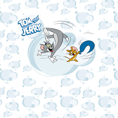 Fototapet Tom and Jerry 108 pe un perete deasupra unui birou de lemn cu un laptop și obiecte de papetărie. Tapetul prezintă pe Tom și Jerry în acțiune, pe un fundal cu nori albastru-gri.