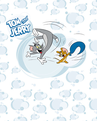 Fototapet Tom and Jerry 108 pe un perete deasupra unui birou de lemn cu un laptop și obiecte de papetărie. Tapetul prezintă pe Tom și Jerry în acțiune, pe un fundal cu nori albastru-gri.