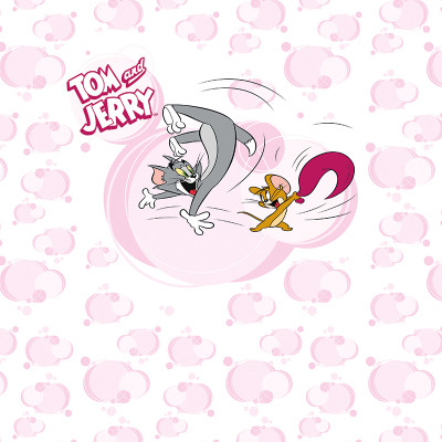 Fototapet cu Tom și Jerry, unde Tom sare și Jerry îi trage de coadă, pe un fundal alb cu nori roz pal.
