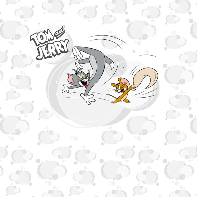Fototapet Tom și Jerry 108 cu pisica Tom și șoricelul Jerry alergând pe un fundal alb cu norișori gri deschis, perfect pentru camera copiilor.