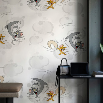 Tapet Tom și Jerry 109 cu personaje de desene animate în acțiune, pe un fundal gri-deschis cu nori stilizați, într-un interior modern, cu o bancă și o masă cu decorațiuni.