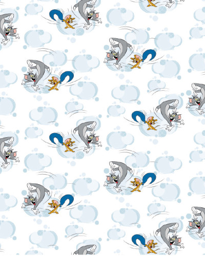 Tapet cu model repetitiv Tom și Jerry 109, prezentând pisica Tom și șoarecele Jerry într-o cursă amuzantă printre norișori albaștri pe un fundal alb.