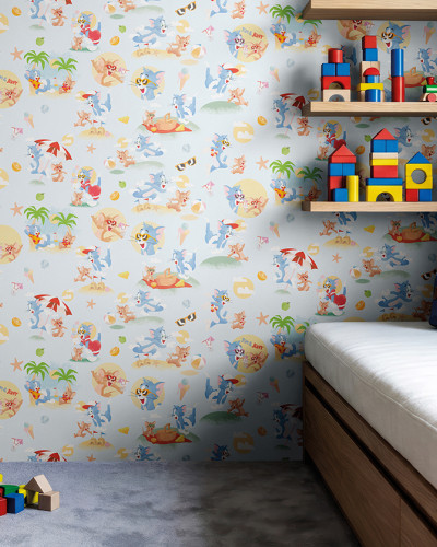 Tapet Tom and Jerry 110 în camera unui copil, cu personaje la plajă, pat și rafturi cu jucării colorate.