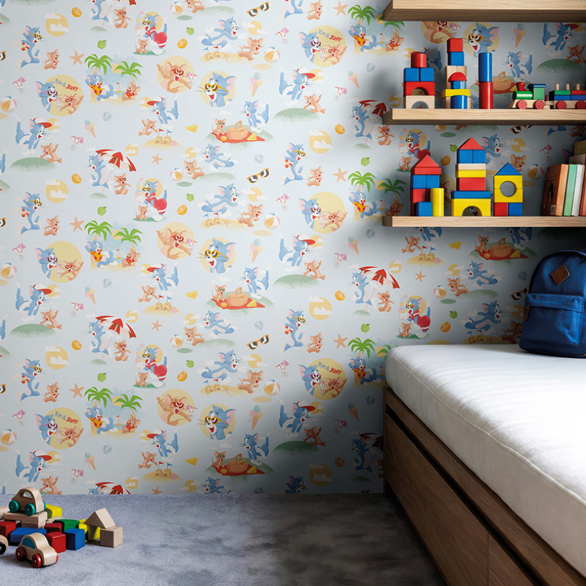 Tapet Tom and Jerry 110 în camera unui copil, cu personaje la plajă, pat și rafturi cu jucării colorate.