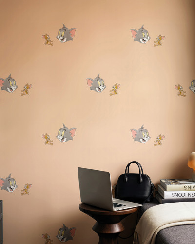 Tapet Tom și Jerry 111 cu design repetitiv pe un fundal roz piersică, decorând un perete într-o cameră modernă.