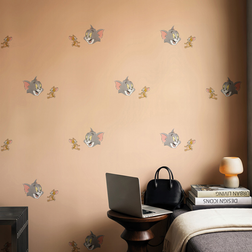 Tapet Tom și Jerry 111 cu design repetitiv pe un fundal roz piersică, decorând un perete într-o cameră modernă.