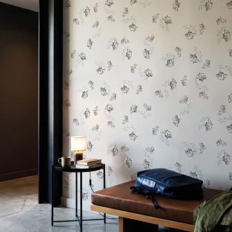 Tapet Tom și Jerry 114 cu contururi de personaje și text, într-o cameră modernă cu mobilier minimalist.