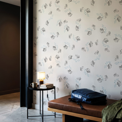 Tapet Tom și Jerry 114 cu contururi de personaje și text, într-o cameră modernă cu mobilier minimalist.