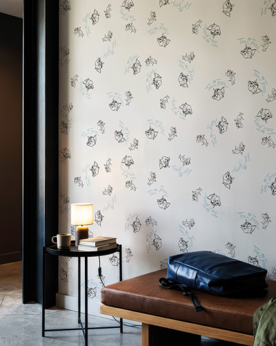 Tapet Tom și Jerry 114 cu contururi de personaje și text, într-o cameră modernă cu mobilier minimalist.