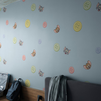 Tapet Tom and Jerry 120 cu fundal albastru deschis, decorat cu chipurile zâmbitoare ale lui Tom și Jerry și nasturi colorați pastel. Ideal pentru camera copiilor.