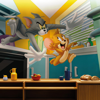 Fototapet vibrant cu Tom și Jerry alergând într-o bucătărie modernă și colorată, plină de acțiune și veselie.