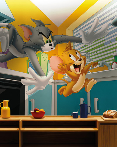 Fototapet vibrant cu Tom și Jerry alergând într-o bucătărie modernă și colorată, plină de acțiune și veselie.