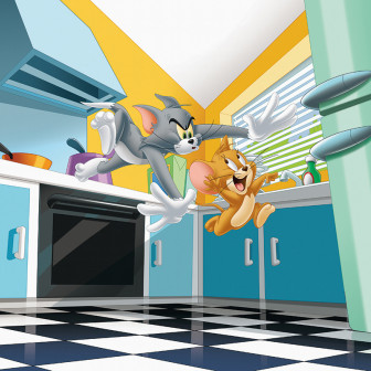 Fototapet vibrant cu Tom și Jerry alergând într-o bucătărie modernă și colorată, plină de acțiune și veselie.