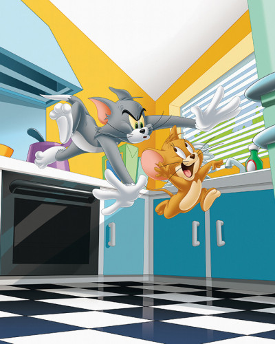 Fototapet vibrant cu Tom și Jerry alergând într-o bucătărie modernă și colorată, plină de acțiune și veselie.