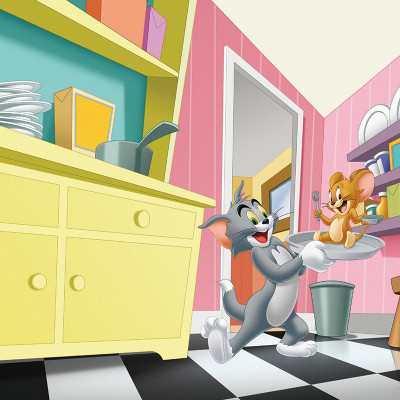 Tom și Jerry într-o bucătărie colorată, Tom aleargă purtând o tavă pe care stă șoricelul Jerry cu o furculiță.