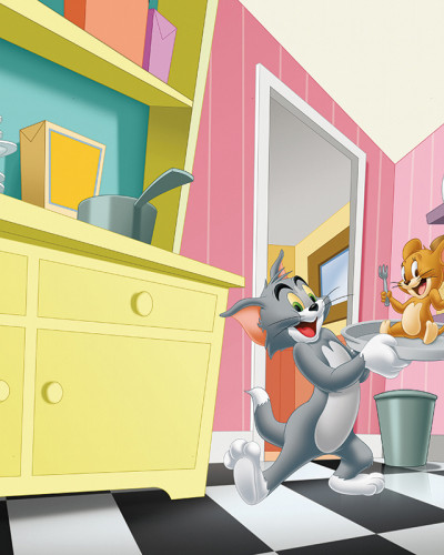 Tom și Jerry într-o bucătărie colorată, Tom aleargă purtând o tavă pe care stă șoricelul Jerry cu o furculiță.