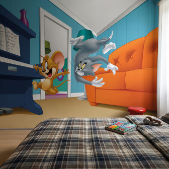 Fototapet Tom și Jerry 123 pe peretele unei camere de copii, arătând pe Tom și Jerry în mijlocul unei curse amuzante lângă un pian și o canapea portocalie, aducând veselie și culoare spațiului.