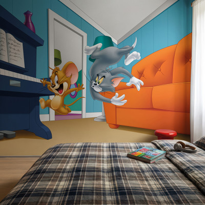 Fototapet Tom și Jerry 123 pe peretele unei camere de copii, arătând pe Tom și Jerry în mijlocul unei curse amuzante lângă un pian și o canapea portocalie, aducând veselie și culoare spațiului.