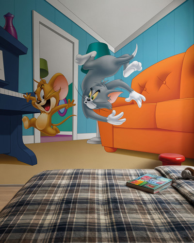 Fototapet Tom și Jerry 123 pe peretele unei camere de copii, arătând pe Tom și Jerry în mijlocul unei curse amuzante lângă un pian și o canapea portocalie, aducând veselie și culoare spațiului.