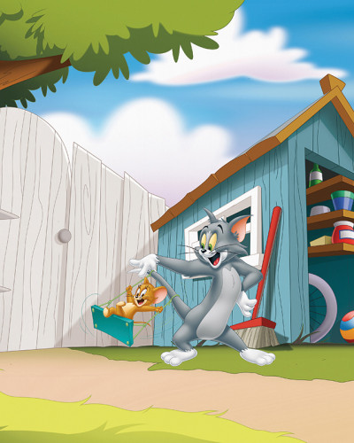 Tom și Jerry 124 fototapet, pisica Tom legănându-l pe șoricelul Jerry într-un decor vesel de grădină cu un gard, copac și căsuță albastră.