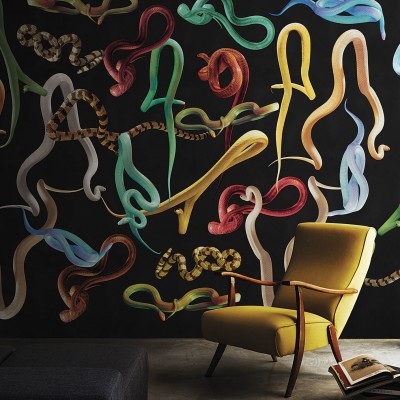 Tapet Toiletpaper / Snakes Storm (negru) cu design indraznet, cu șerpi colorati pe fond negru
