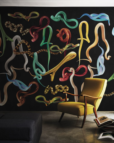 Tapet Toiletpaper / Snakes Storm (negru) cu design indraznet, cu șerpi colorati pe fond negru