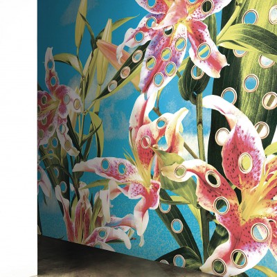 Tapet floral Toiletpaper / Holes of Paradise (albastru) cu flori albe si roz, cu detalii subtile pe fundal albastru