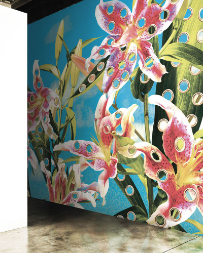 Tapet floral Toiletpaper / Holes of Paradise (albastru) cu flori albe si roz, cu detalii subtile pe fundal albastru