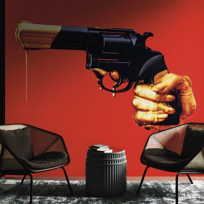 Wallpaper cu un pistol auriu care picură pe un fundal roșu vibrant.