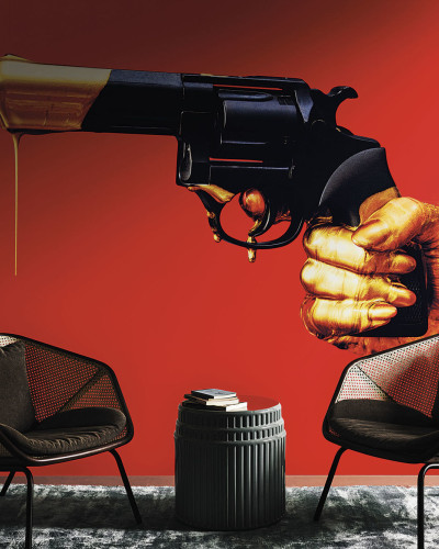 Wallpaper cu un pistol auriu care picură pe un fundal roșu vibrant.