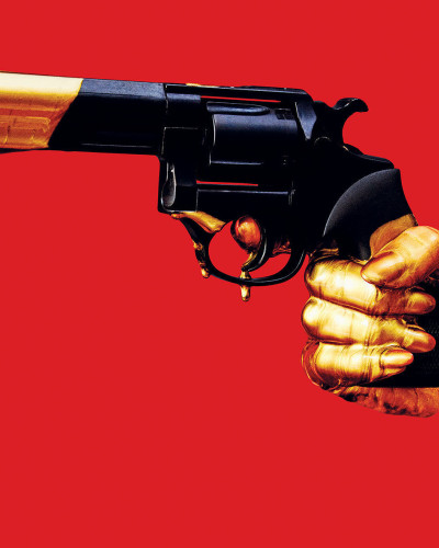Wallpaper cu un pistol auriu care picură pe un fundal roșu vibrant.