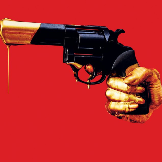 Wallpaper cu un pistol auriu care picură pe un fundal roșu vibrant.