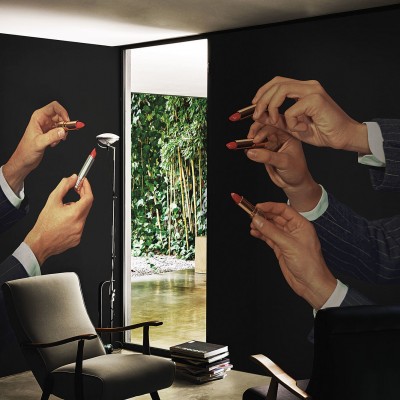 Imagine cu un wallpaper modern cu un design artistic care prezinta maini care tin ruj rosu.