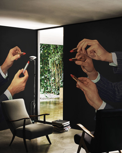 Imagine cu un wallpaper modern cu un design artistic care prezinta maini care tin ruj rosu.