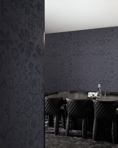 Tapet cu design floral negru